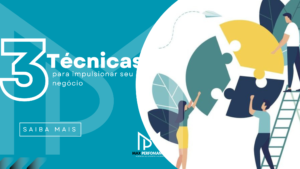 3 pessoas segurando peças de quebra cabeça para formar um circulo, que representa constancia e crescimento